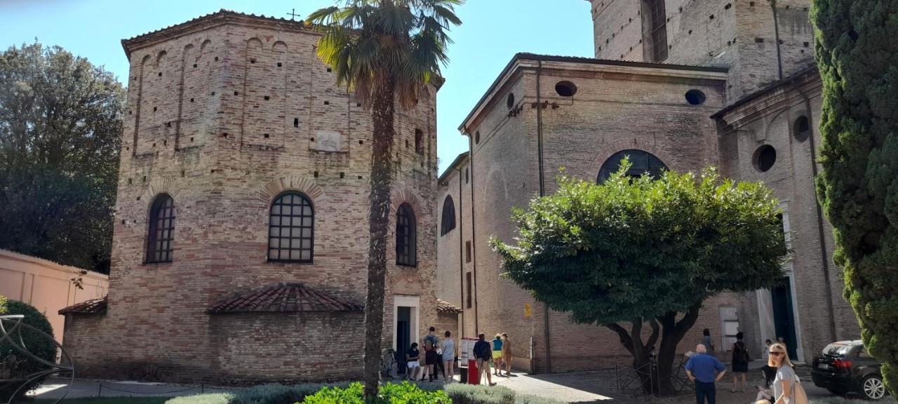 Corte Cavour. Una Mansarda Nel Cuore Della Citta Ravenna Exteriör bild